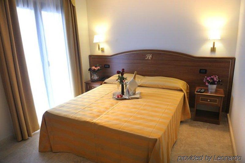 Fashion Hotel Valmontone Pokoj fotografie